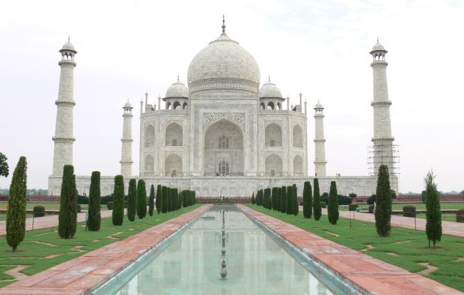 EMPREINTES D'HISTOIRE. Pourquoi le Taj Mahal, monument de l'amour éternel, menacé par le chironomus calligraphus, est-il au cœur de procès à répétition ?